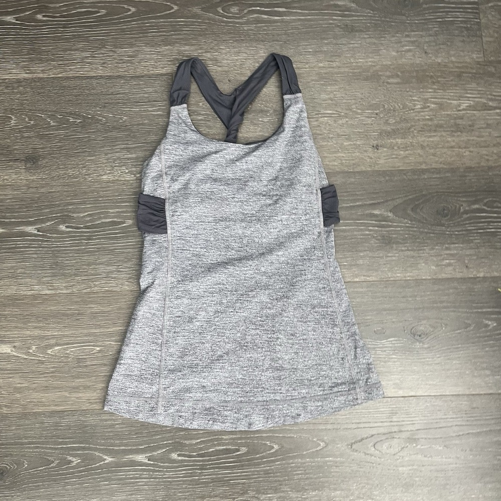 Lululemon Heathered Gray Spin Me Twist Back Tank Built in Bra Top Size 4 Gym